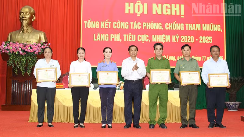 Bí thư Tỉnh ủy Vĩnh Long Trần Văn Lâu trao Bằng khen cho những tập thể có thành tích xuất sắc trong công tác phòng, chống tham nhũng, lãng phí, tiêu cực nhiệm kỳ 2020-2025. 