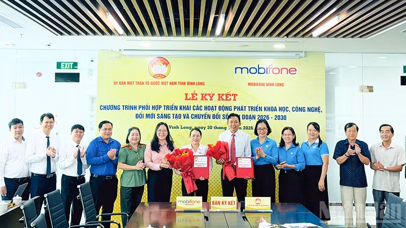 Lễ ký kết giữa Ủy ban Mặt trận Tổ quốc Việt Nam tỉnh Vĩnh Long và MobiFone Vĩnh Long. (Ảnh: BÁ DŨNG)