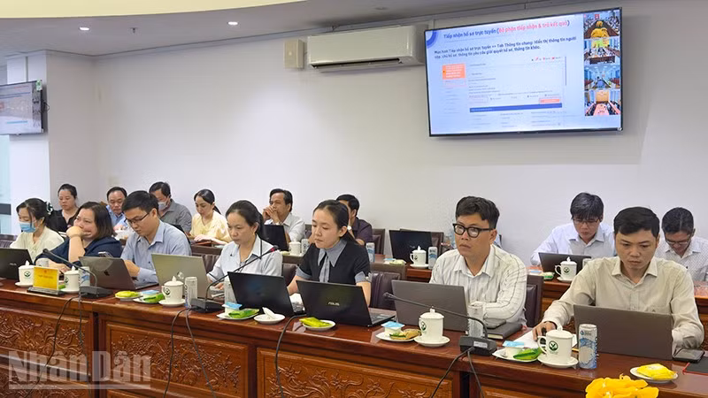 ndo_bl_anh-2-chuyen-vien-huong-dan.jpg