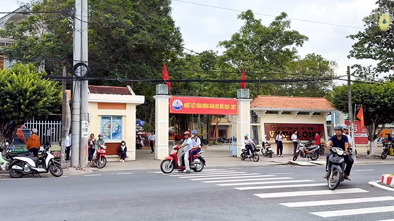 Trường trung học phổ thông Vĩnh Long nhộn nhịp vào sáng 4/9. (Ảnh: BÁ DŨNG)