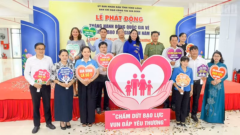 Thực hiện nghi thức đặt tay lên biểu tượng phát động và ký cam kết chung tay phòng ngừa, đẩy lùi bạo lực gia đình.