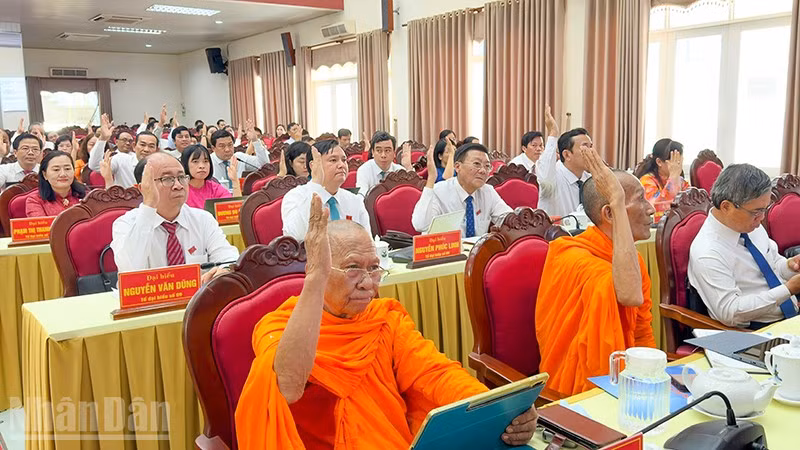 Đại biểu biểu quyết tại Kỳ họp. 
