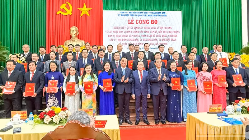ndo_br_anh-4-trao-qutet-dinh-lanh-dao-xa-phuong.jpg