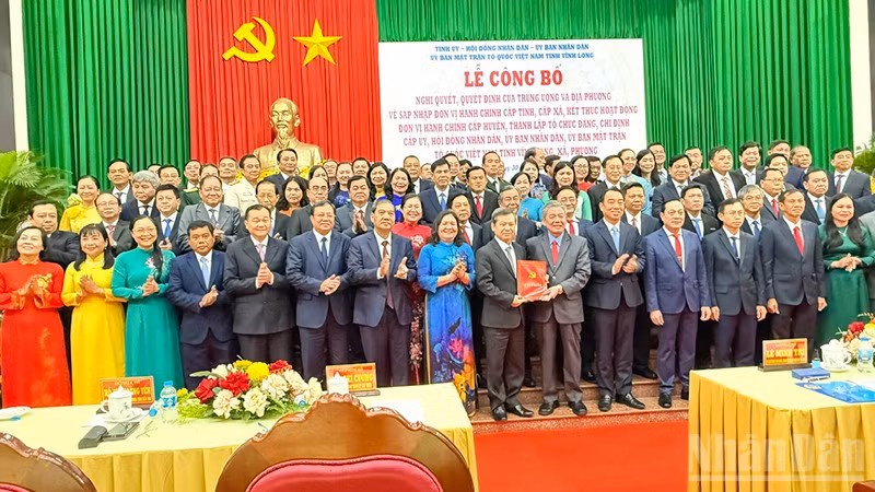 ndo_br_anh-3-trao-qutet-dinh-ban-chap-hanh-vinh-long-moi.jpg