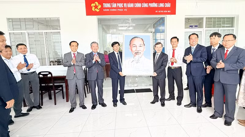 ndo_tr_anh-5-doan-cong-tac-trung-uong-tham-phuog-long-chau.jpg