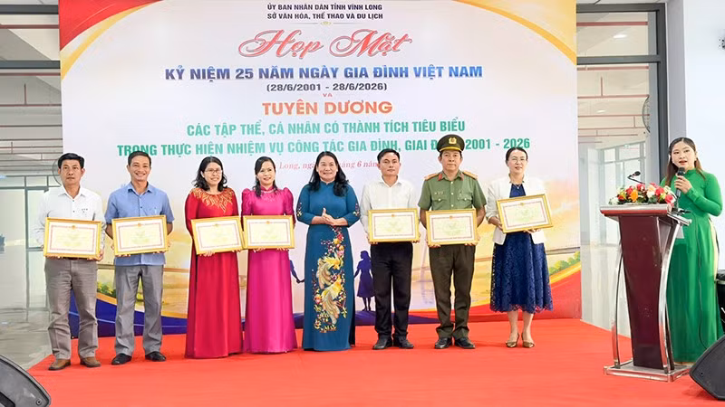 Trao Bằng khen cho các tập thể có thành tích tiêu biểu trong thực hiện nhiệm vụ công tác gia đình giai đoạn 2001-2026