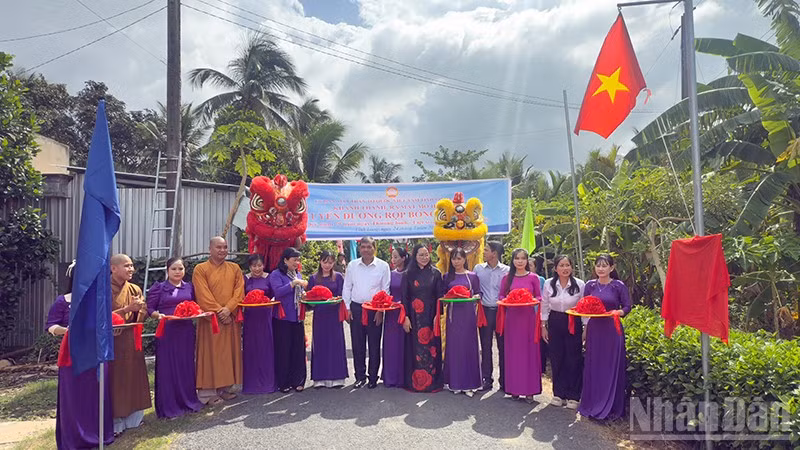 Nghi thức cắt băng khánh thành. 