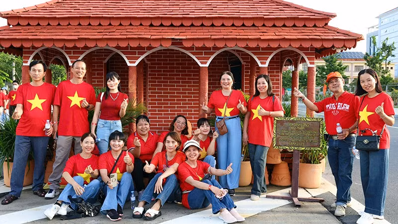 nguoi-dan-chup-hinh-luu-niem-tai-nha-gom-vinh-long.jpg