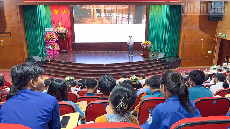ndo_tr_anh-2-dien-gia-trinh-bay-tai-hoi-thao.jpg