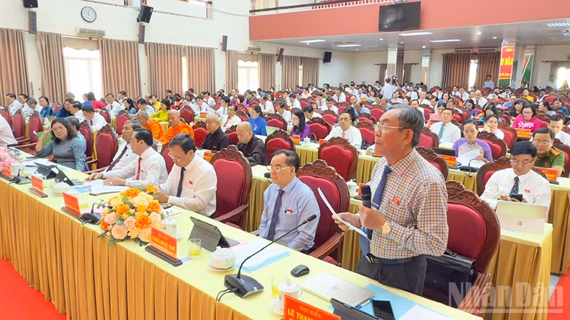 ndo_br_anh-2-dai-bieu-dong-gop-nghi-qyet.jpg