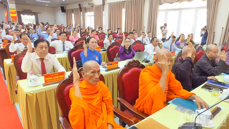 Đại biểu biểu quyết thông qua các Nghị quyết tại kỳ họp.