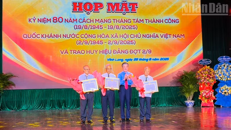 Bí thư Tỉnh ủy Vĩnh Long trao Huy hiệu Đảng cho các vị cao niên tuổi đảng tại buổi họp mặt. 