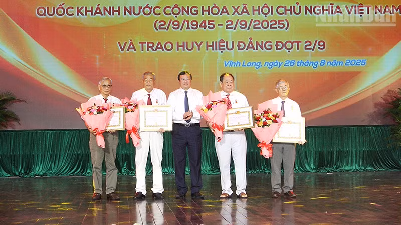 ndo_tr_anh-4-lanh-dao-tinh-trao-huy-hieu-dang.jpg