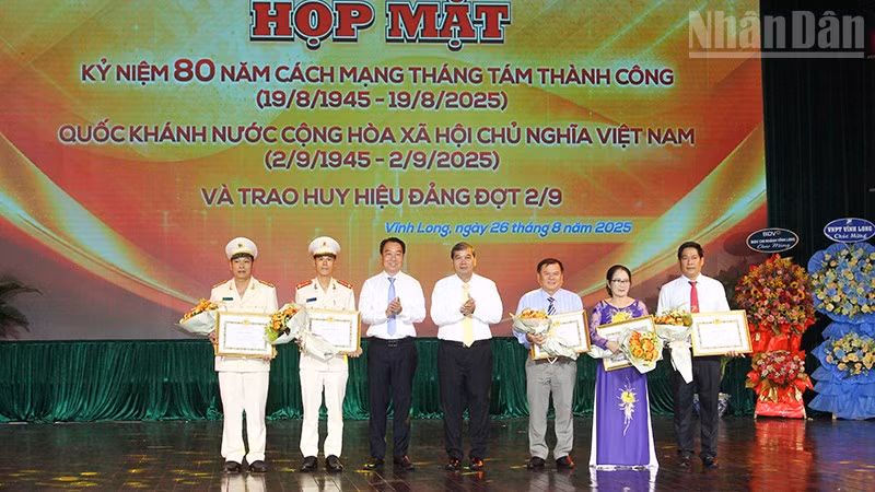 ndo_tr_anh-5-lanh-dao-tinh-thua-uy-quyen-trao-bang-khen-cua-bgt-va-dv-tw.jpg