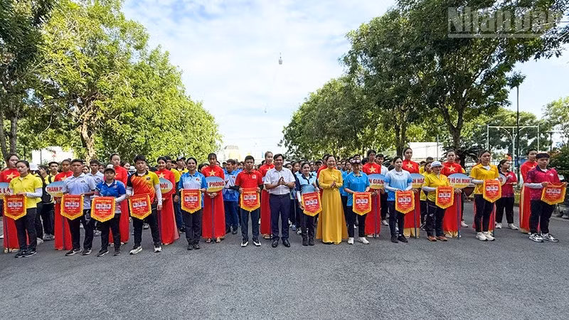 ndo_tr_anh-2-lanh-dao-tinh-trao-co-cho-cac-doi-tham-gia-giai.jpg