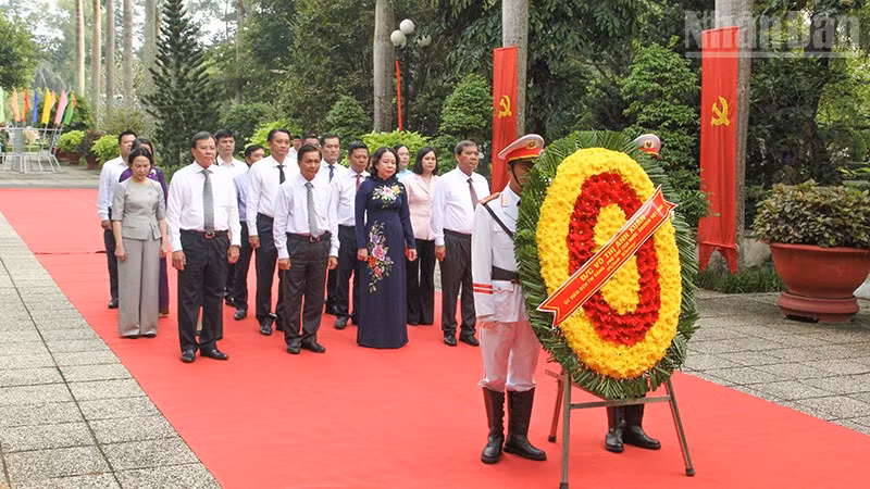 ndo_tr_anh-5-pct-nuoc-dang-hoa-tai-ben-tho-bac-ho.jpg