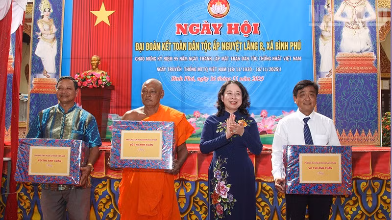 ndo_tr_anh-4-pct-nuoc-trao-qua-cho-chinh-quyen-dia-phuong.jpg