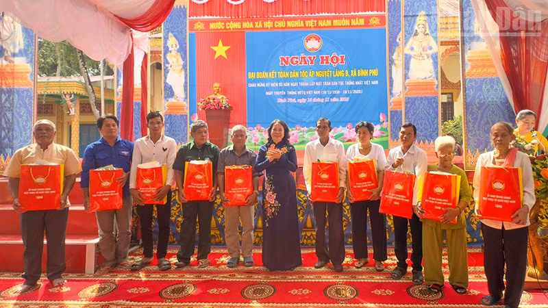 ndo_tr_anh-2-pct-tang-qua-cho-ho-ngheo.jpg