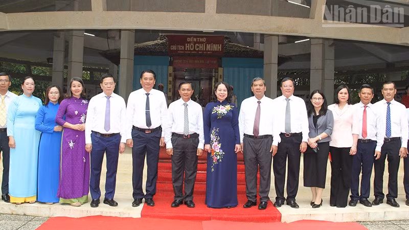 ndo_tr_anh-6-pct-nuoc-chup-hinh-luu-niem-tai-denn-tho-bac-ho.jpg