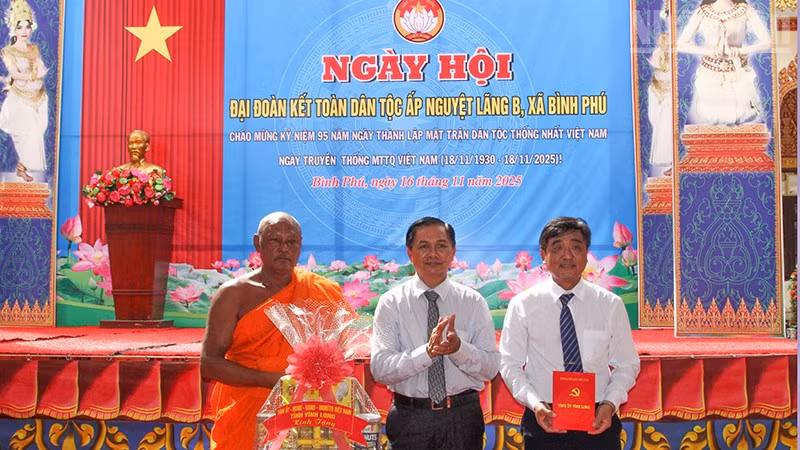 ndo_tr_anh-3-tran-van-lau-trao-qua.jpg