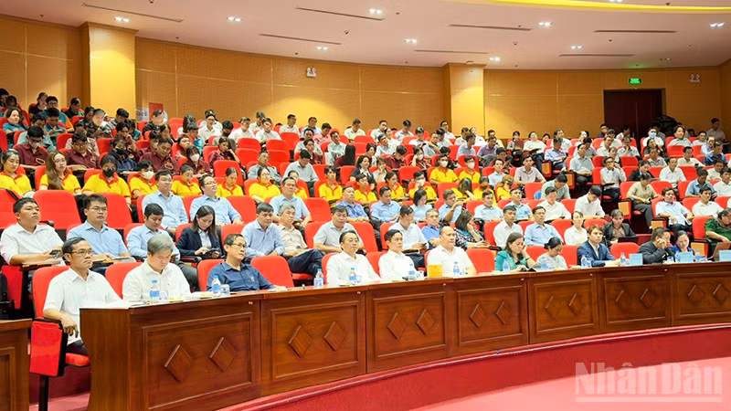 Các đại biểu tham dự hội thảo. 