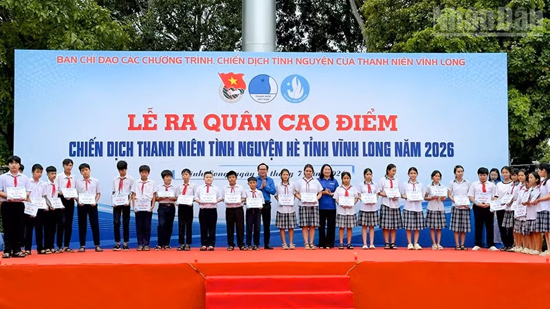 Trao tặng góc học tập cho học sinh. 