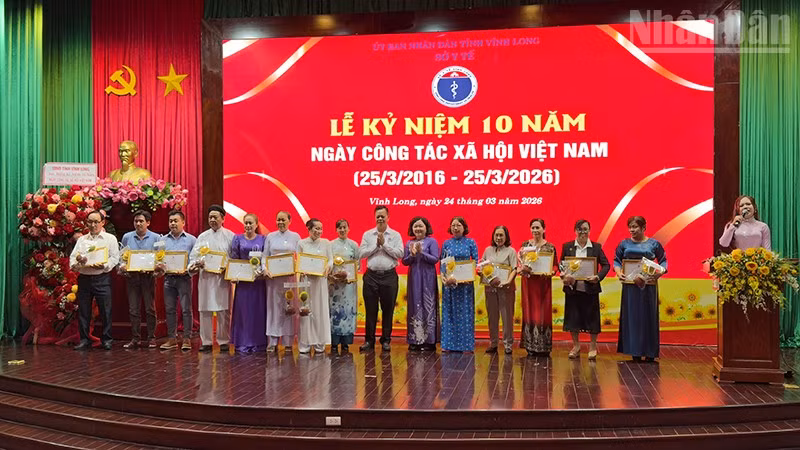 Tuyên dương những người làm công tác xã hội. 
