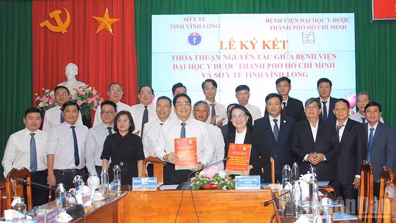 Sở Y tế tỉnh Vĩnh Long ký kết hợp tác với Bệnh viện Đại học Y Dược Thành phố Hồ Chí Minh. (Ảnh: BÁ DŨNG)