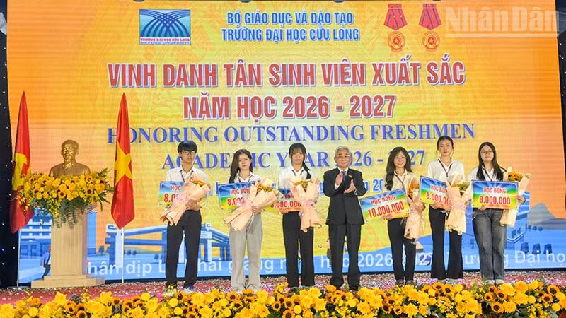 Nhà giáo Ưu tú, Phó Giáo sư, Tiến sĩ Lương Minh Cừ khen thưởng 1 thủ khoa và 5 á khoa tuyển sinh đầu vào khóa 27. (Ảnh: BÁ DŨNG)