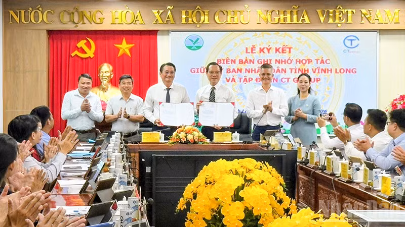 Hai bên thực hiện ký kết biên bản ghi nhớ. (Ảnh: BÁ DŨNG)