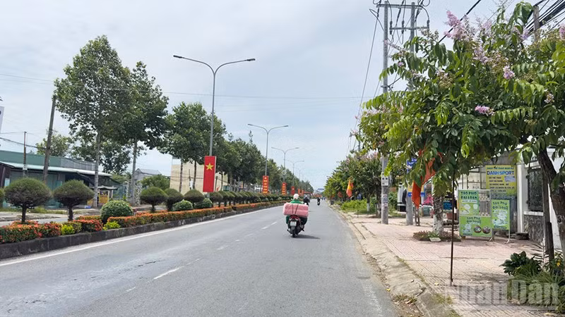 ndo_br_anh-4-doong-vao-trung-tam-hanh-chinh-xa-long-ho.jpg