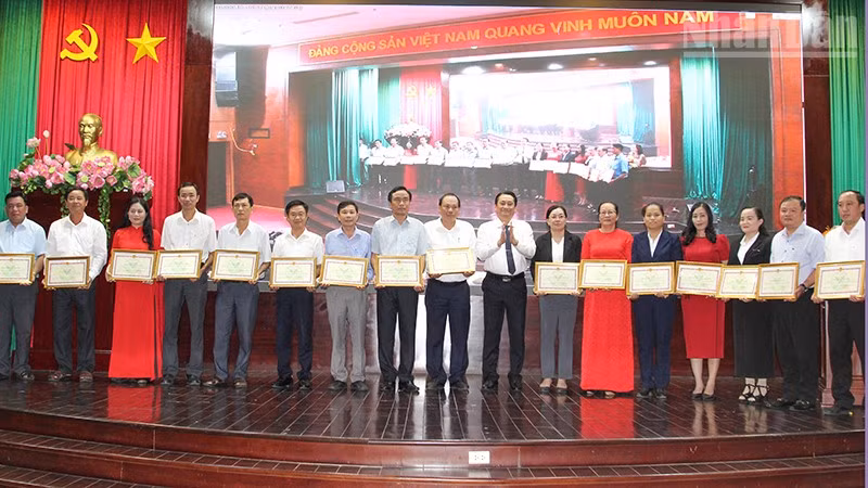 Khen thưởng các tập thể và cá nhân có thành tích xuất sắc. 
