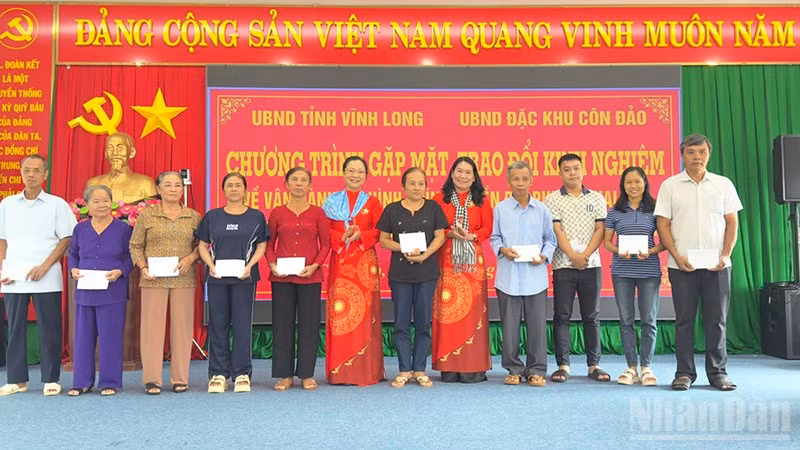 Trao quà cho gia đình chính sách tại đặc khu Côn Đảo.