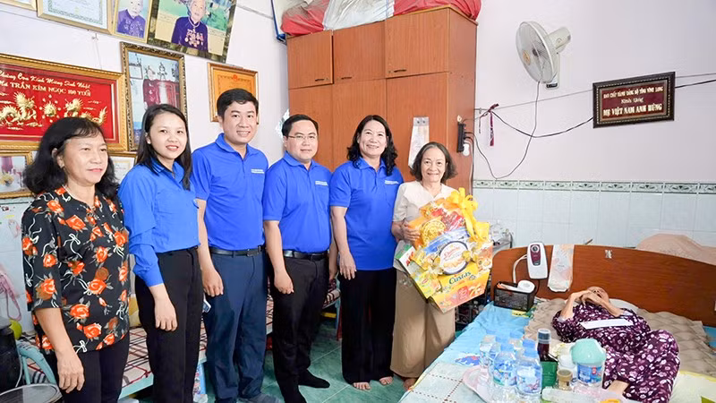 Lãnh đạo tỉnh Vĩnh Long cùng đoàn thanh niên đến thăm Mẹ Việt Nam Anh hùng ở phường Long Châu, tỉnh Vĩnh Long. 