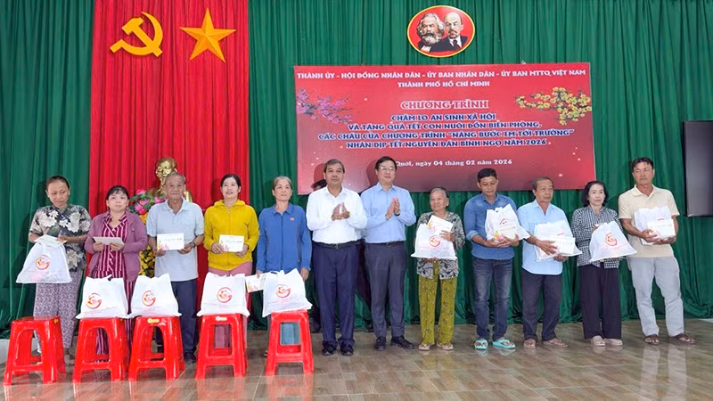 anh-6-trao-qua.jpg