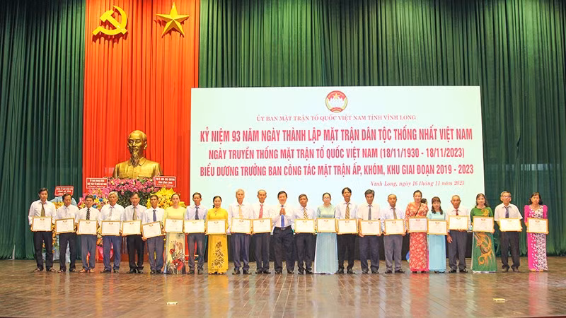 anh-1-can-bo-mat-tran-chup-hinh-luu-niem-1.jpg