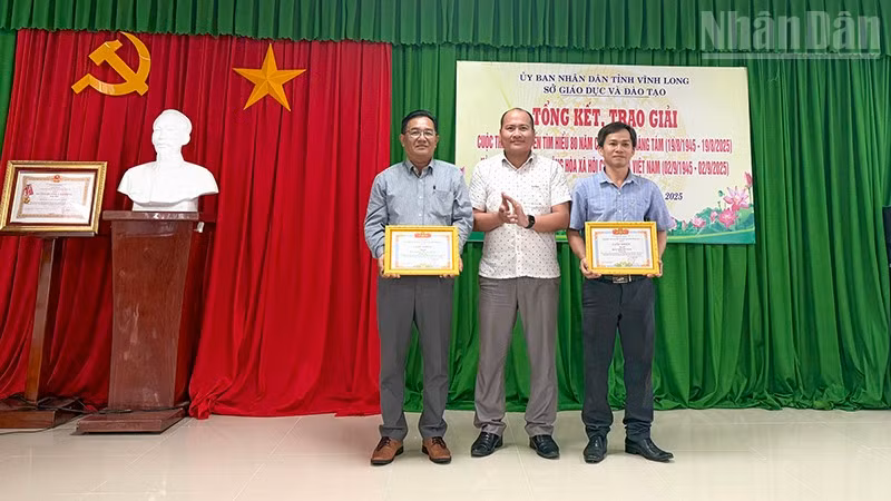 ndo_tr_anh-1-btc-trao-khen-cho-2-nhan-dat-giai.jpg
