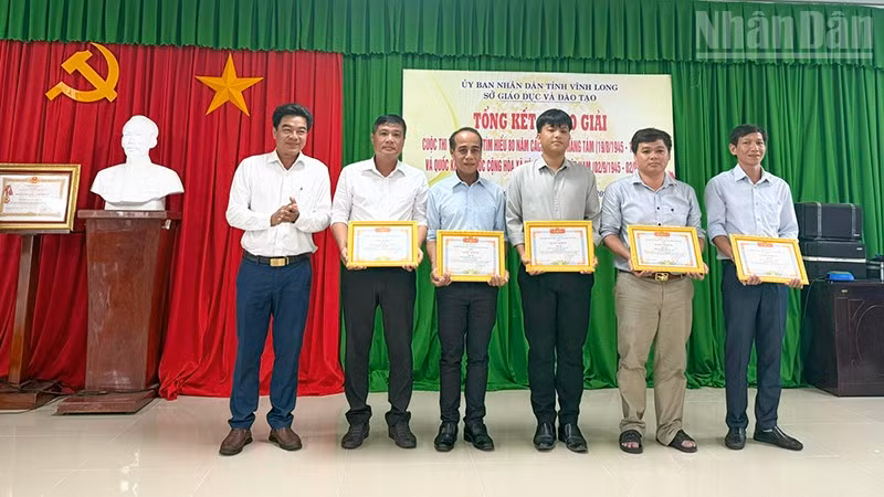 Ban Tổ chức khen thưởng những học sinh đoạt giải khối trung học cơ sở. 