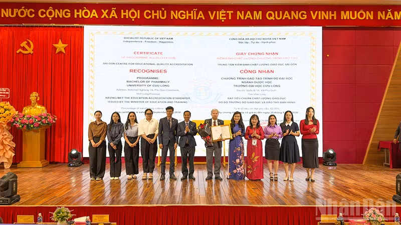 Trường đại học Cửu Long đón nhận chứng nhận kiểm định chất lượng chương trình đào tạo. 