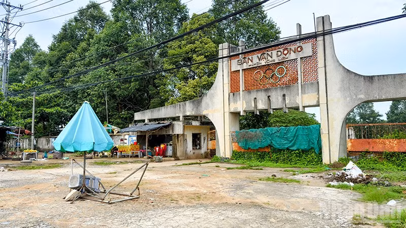 Khu đất sân vận động Vũng Liêm. (Ảnh: BÁ DŨNG)