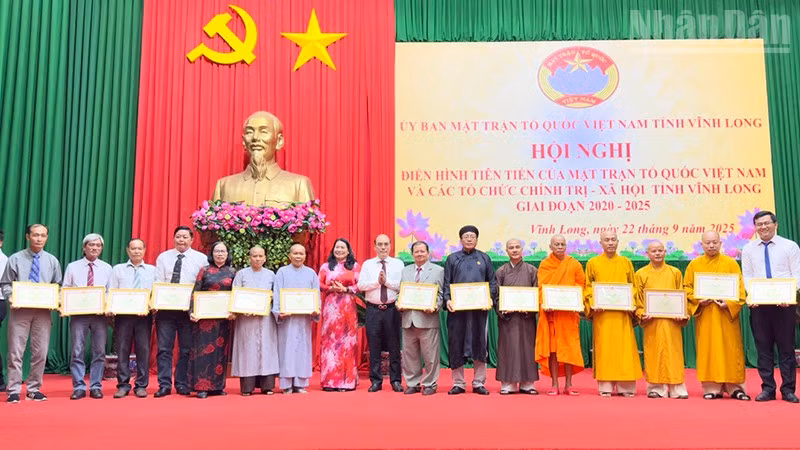 Vĩnh Long tuyên dương những người làm công tác Mặt trận. 