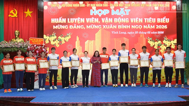 Tuyên dương vận động viên tiêu biểu. 
