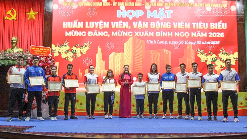 ndo_tr_anh-2-quyen-thanh-trao-khen.jpg