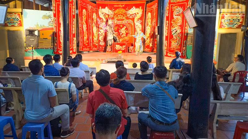 ndo_tr_anh-2-dai-bieu-xem-bieu-dien-hat-boi-tai-cong-than-mieu-vinh-long.jpg