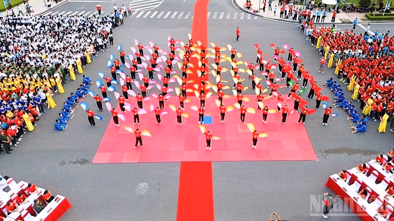 Quang cảnh Chương trình "Cùng Việt Nam tiến bước" tại Vĩnh Long. (Ảnh: BÁ DŨNG)