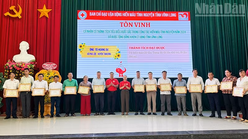 Tuyên dương những người hiến máu tình nguyện. 