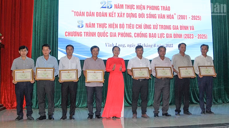 Lãnh đạo tỉnh Vĩnh Long khen thưởng cho các cá nhân, tập thể tại hội nghị. 