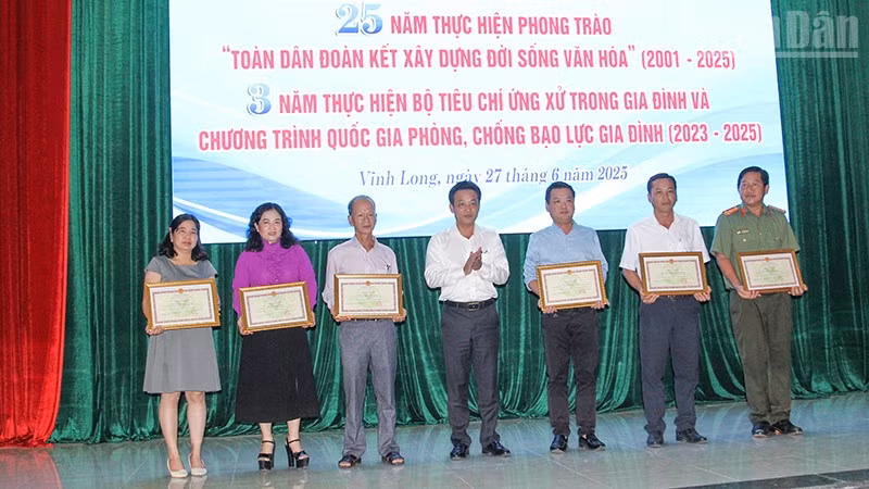 ndo_tr_anh-2-lanh-dao-so-van-hoa-trao-khen-tai-hoi-nghi.jpg