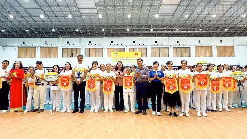 Lãnh đạo tỉnh Vĩnh Long và Tổng Lãnh sự quán Ấn Độ tại Thành phố Hồ Chí Minh chụp ảnh lưu niệm. 