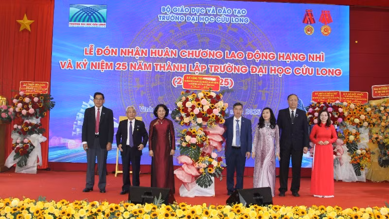 anh-2-pct-nuoc-dang-thi-ngoc-thinh-tang-hoa-3340.jpg